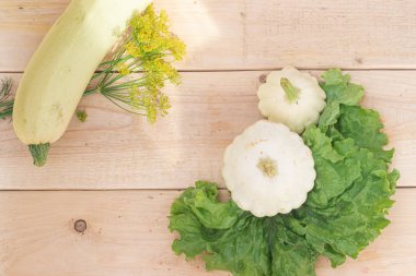 ahşap arka plan üzerinde beyaz Squashes ve marul, kopya alanı 