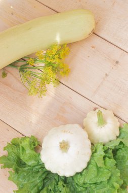 ahşap arka plan üzerinde beyaz Squashes ve marul, kopya alanı 