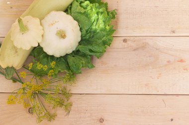 ahşap arka plan üzerinde beyaz Squashes ve marul, kopya alanı 