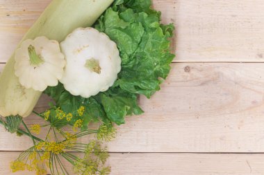 ahşap arka plan üzerinde beyaz Squashes ve marul, kopya alanı 