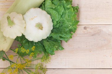 ahşap arka plan üzerinde beyaz Squashes ve marul, kopya alanı 