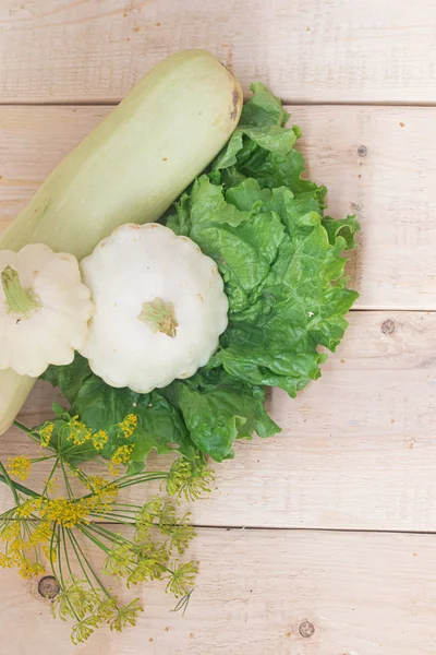 ahşap arka plan üzerinde beyaz Squashes ve marul, kopya alanı 