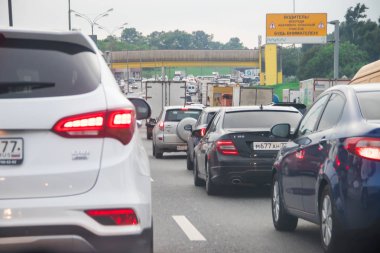 Rusya, Moskova - 23 Temmuz 2019: Moskova'da gündüz saatlerinde Mkad'da trafik sıkışıklığı