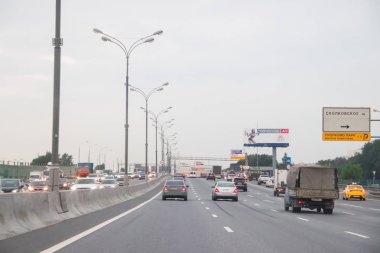 Rusya, Moskova - 23 Temmuz 2019: Moskova'da gündüz saatlerinde Mkad'da trafik sıkışıklığı