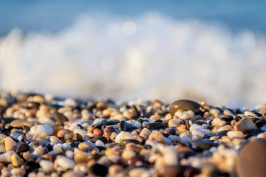 arka plan olarak çakıl plaj ile deniz, uzay kopyalamak 