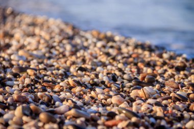 arka plan olarak çakıl plaj ile deniz, uzay kopyalamak 