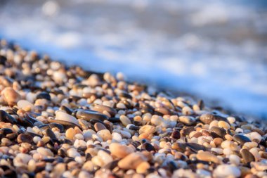 arka plan olarak çakıl plaj ile deniz, uzay kopyalamak 
