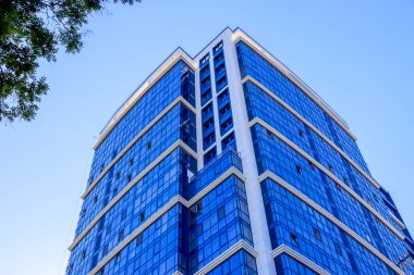 yüksek cam çok katlı binanın düşük açı görünümü 