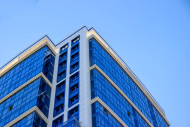 yüksek cam çok katlı binanın düşük açı görünümü 