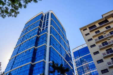 yüksek cam çok katlı binanın düşük açı görünümü 