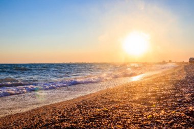 gün batımı arka planda deniz dalgaları ve plaj ile doğa manzara  