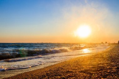 gün batımı arka planda deniz dalgaları ve plaj ile doğa manzara  