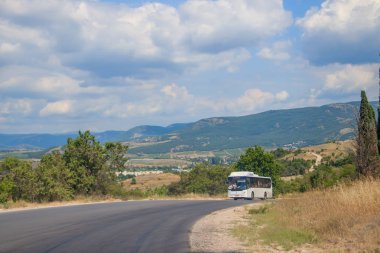 gündüz dağlarda yol görünümü, Kırım. Araç konseptiile seyahat 