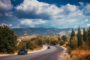 gündüz dağlarda yol görünümü, Kırım. Araç konseptiile seyahat 