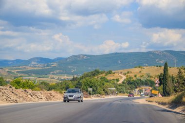 gündüz dağlarda yol görünümü, Kırım. Araç konseptiile seyahat 