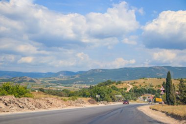 gündüz dağlarda yol görünümü, Kırım. Araç konseptiile seyahat 