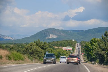 gündüz dağlarda yol görünümü, Kırım. Araç konseptiile seyahat 