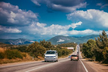 gündüz dağlarda yol görünümü, Kırım. Araç konseptiile seyahat 
