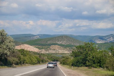 gündüz dağlarda yol görünümü, Kırım. Araç konseptiile seyahat 