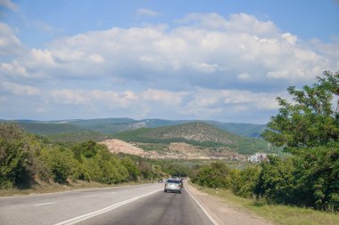 gündüz dağlarda yol görünümü, Kırım. Araç konseptiile seyahat 