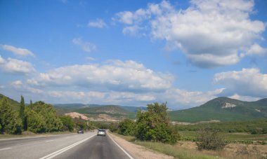 gündüz dağlarda yol görünümü, Kırım. Araç konseptiile seyahat 