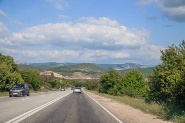 gündüz dağlarda yol görünümü, Kırım. Araç konseptiile seyahat 