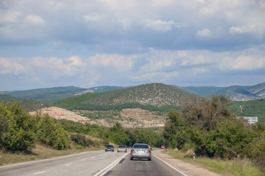 gündüz dağlarda yol görünümü, Kırım. Araç konseptiile seyahat 