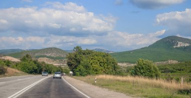 gündüz dağlarda yol görünümü, Kırım. Araç konseptiile seyahat 