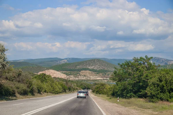 gündüz dağlarda yol görünümü, Kırım. Araç konseptiile seyahat 