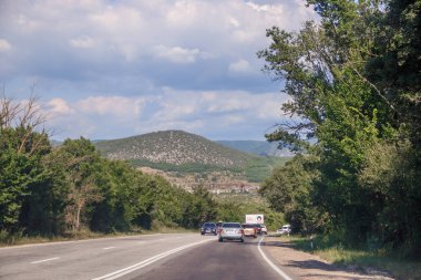 gündüz dağlarda yol görünümü, Kırım. Araç konseptiile seyahat 