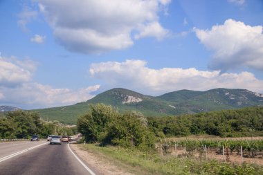 gündüz dağlarda yol görünümü, Kırım. Araç konseptiile seyahat 