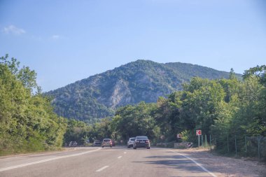 gündüz dağlarda yol görünümü, Kırım. Araç konseptiile seyahat 
