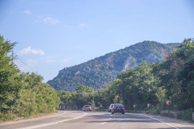 gündüz dağlarda yol görünümü, Kırım. Araç konseptiile seyahat 