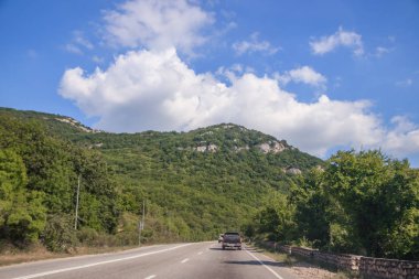 gündüz dağlarda yol görünümü, Kırım. Araç konseptiile seyahat 