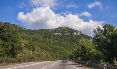 gündüz dağlarda yol görünümü, Kırım. Araç konseptiile seyahat 