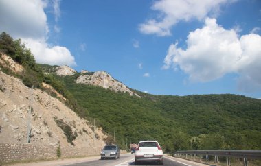 gündüz dağlarda yol görünümü, Kırım. Araç konseptiile seyahat 