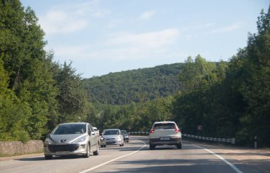 gündüz dağlarda yol görünümü, Kırım. Araç konseptiile seyahat 