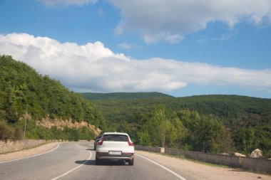 gündüz dağlarda yol görünümü, Kırım. Araç konseptiile seyahat 