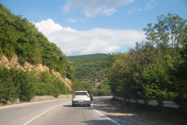 gündüz dağlarda yol görünümü, Kırım. Araç konseptiile seyahat 