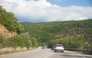 gündüz dağlarda yol görünümü, Kırım. Araç konseptiile seyahat 