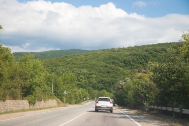 gündüz dağlarda yol görünümü, Kırım. Araç konseptiile seyahat 