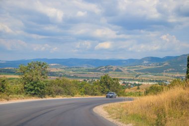 gündüz dağlarda yol görünümü, Kırım. Araç konseptiile seyahat 