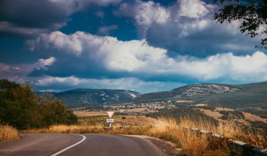 gündüz dağlarda yol görünümü, Kırım. Araç konseptiile seyahat 