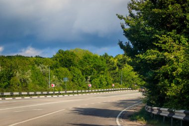 gündüz dağlarda yol görünümü, Kırım. Araç konseptiile seyahat 