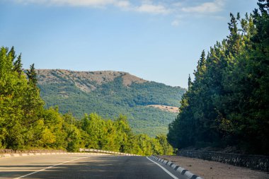 gündüz dağlarda yol görünümü, Kırım. Araç konseptiile seyahat 