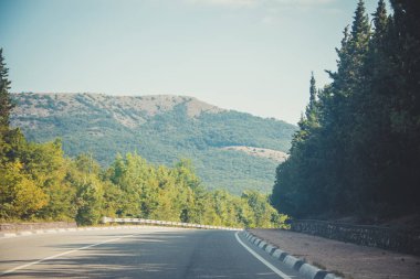 gündüz dağlarda yol görünümü, Kırım. Araç konseptiile seyahat 