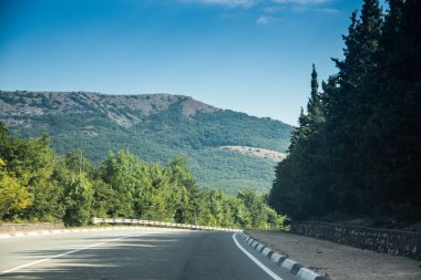 gündüz dağlarda yol görünümü, Kırım. Araç konseptiile seyahat 