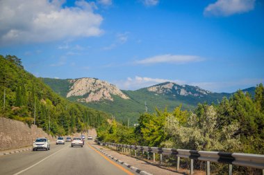 gündüz dağlarda yol görünümü, Kırım. Araç konseptiile seyahat 