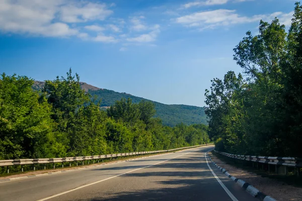 Vista Carretera Las Montañas Durante Día Crimea Viajar Coche Concepto — Foto de Stock