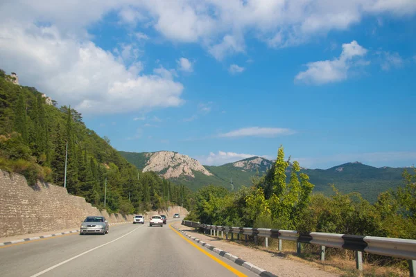 Vista Carretera Las Montañas Durante Día Crimea Viajar Coche Concepto — Foto de Stock